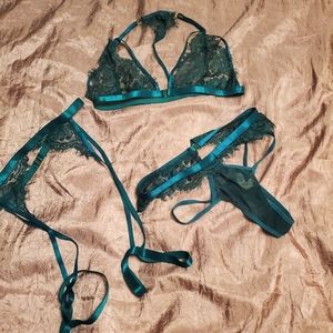 NWOT Emerald green lace bra and garter 3 piece set